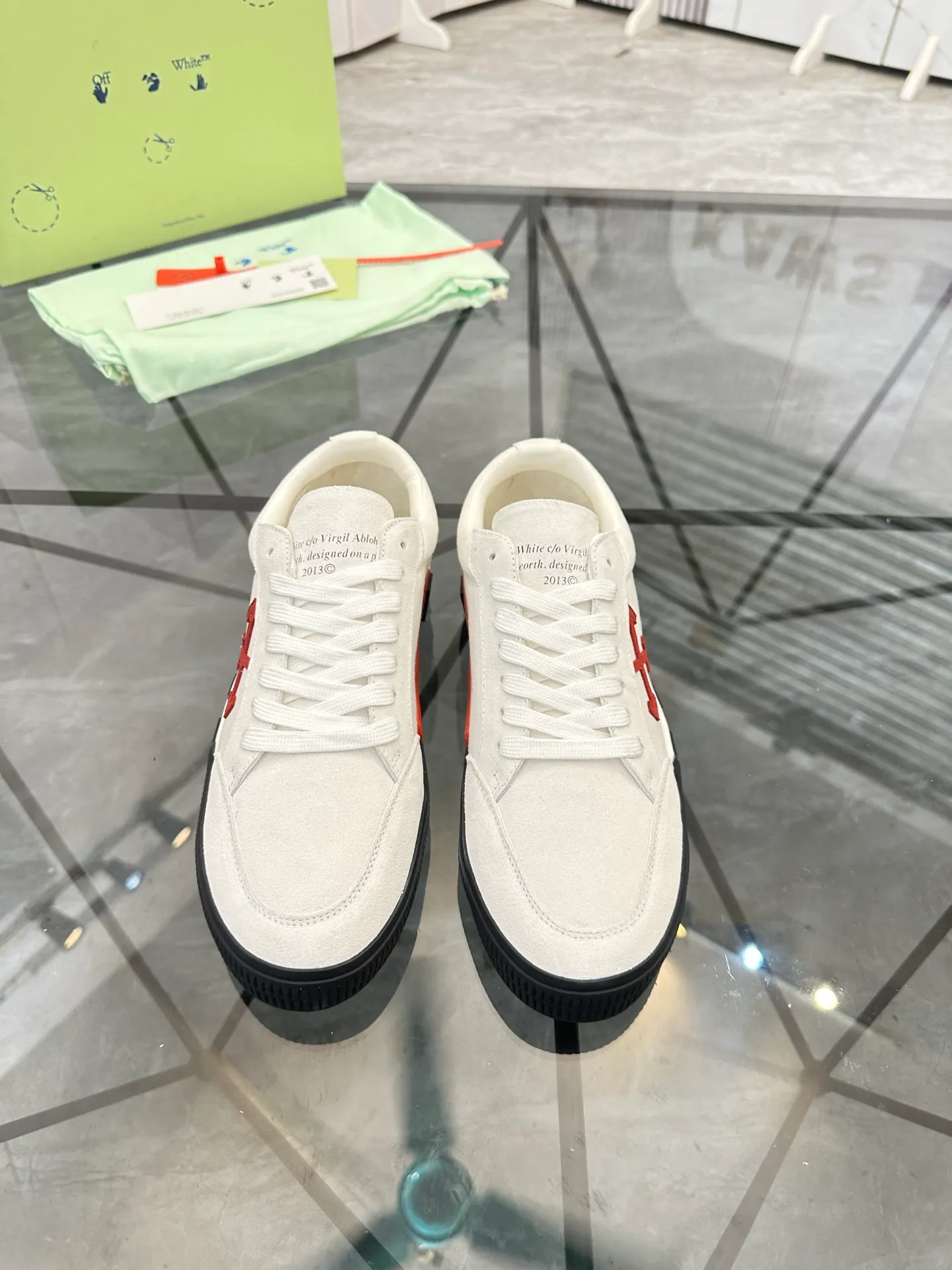 Selling men's shoes 💰: 💰P440¥ Product trademark: OFF WHITE * "OFF WHITE*" low-top casual shoes Regular size: 35-45 (can be customized to 46) Couple style Product materials: imported nubuck leather upper spliced ​​with original fabric, breathable lining, original outsole. No.: H203